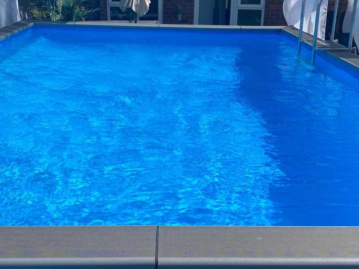 Mini Love Island Style Guest House Includes Personal Hot 24 Hour Swimming Pool, Outdoor Bathtub, Heated Dining Dome And Fire Pit, All This Is Secretly Located In The Busy Suburbs Of Nottingham Esterno foto