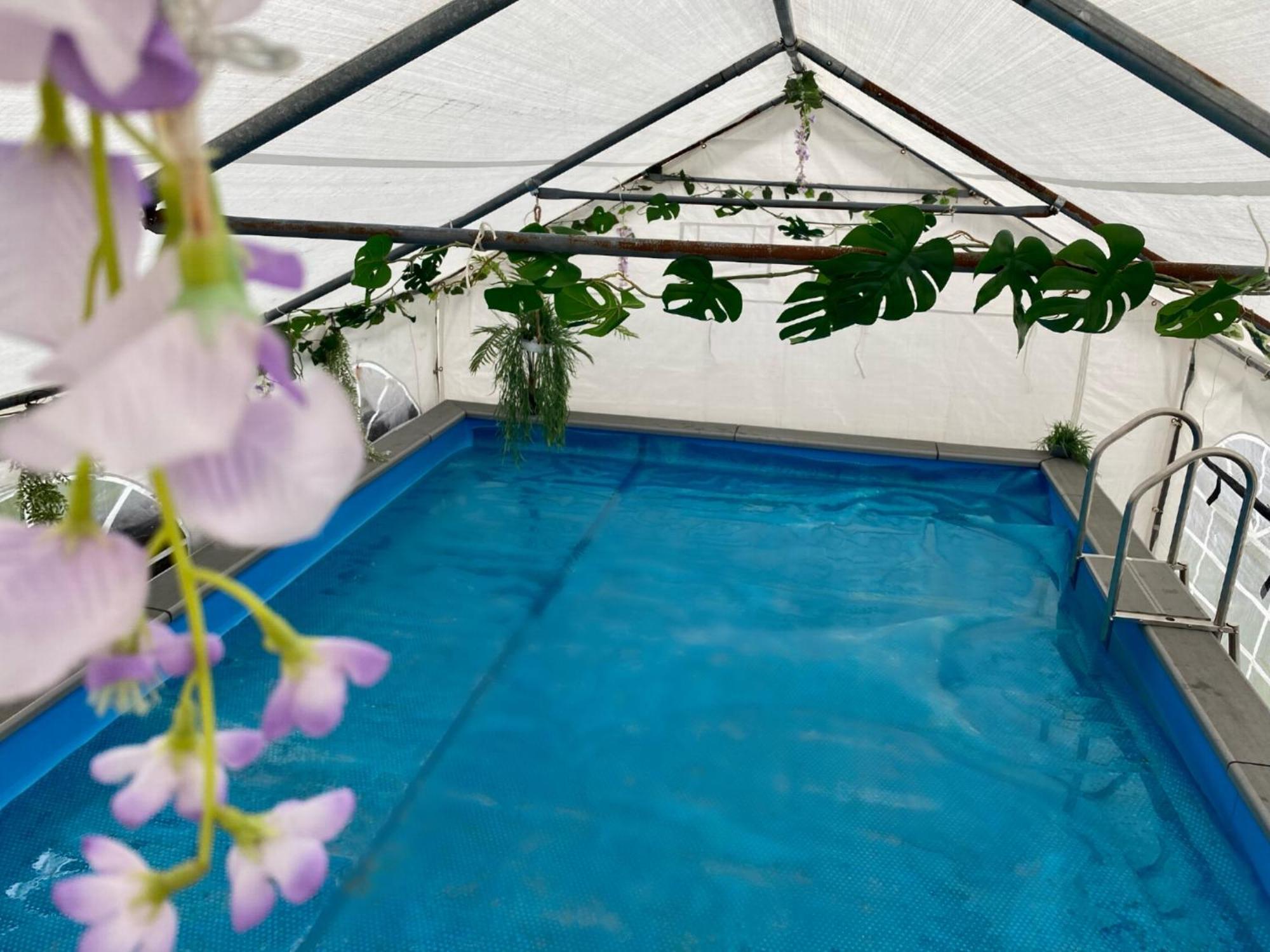 Mini Love Island Style Guest House Includes Personal Hot 24 Hour Swimming Pool, Outdoor Bathtub, Heated Dining Dome And Fire Pit, All This Is Secretly Located In The Busy Suburbs Of Nottingham Esterno foto