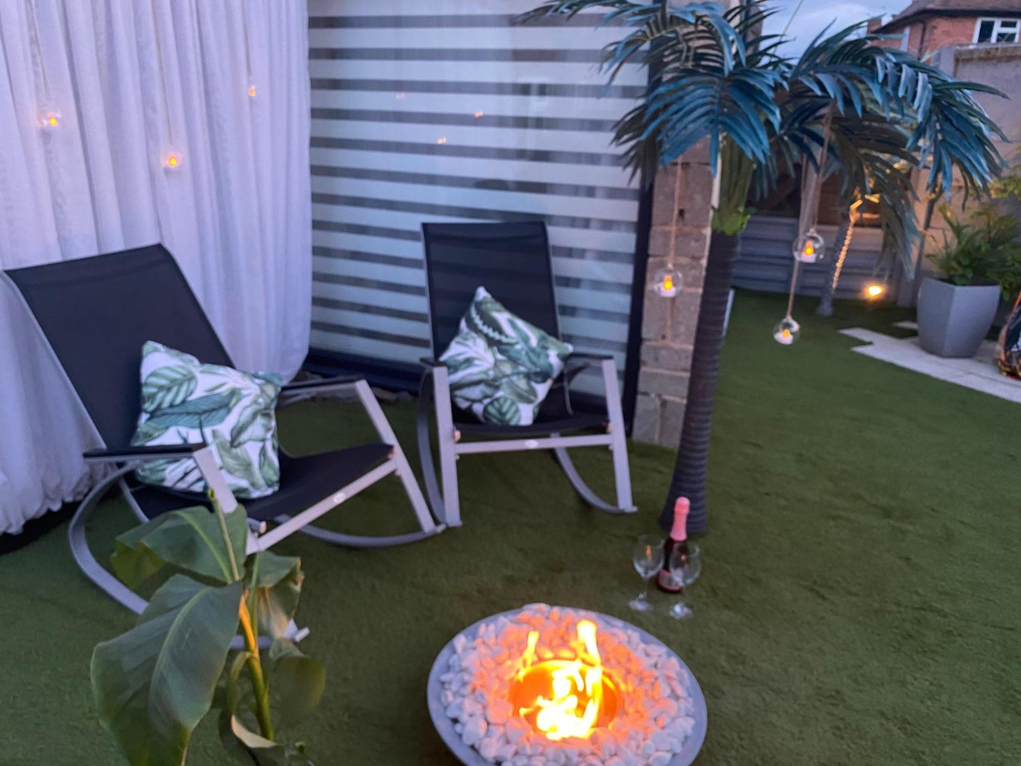 Mini Love Island Style Guest House Includes Personal Hot 24 Hour Swimming Pool, Outdoor Bathtub, Heated Dining Dome And Fire Pit, All This Is Secretly Located In The Busy Suburbs Of Nottingham Esterno foto