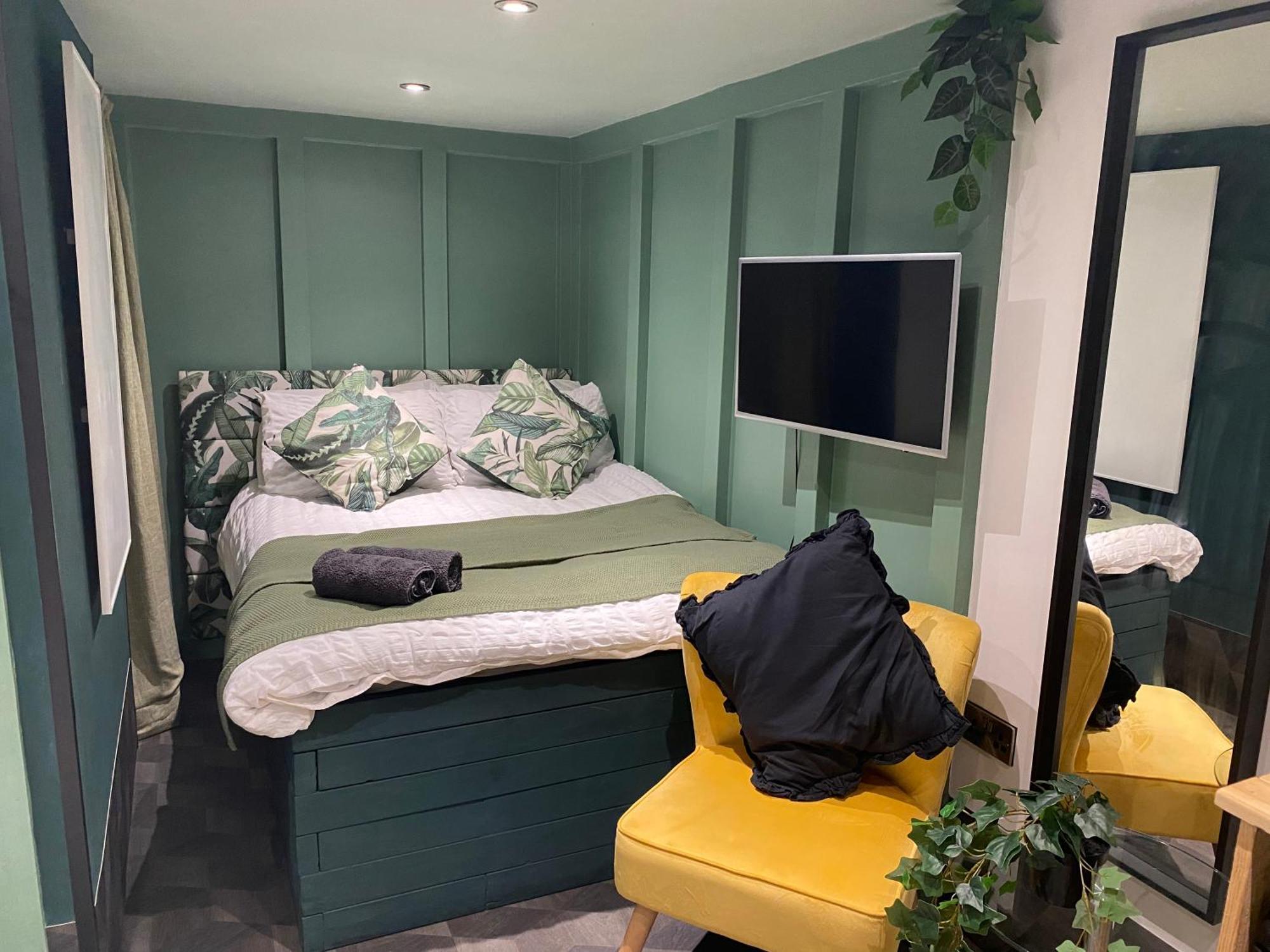 Mini Love Island Style Guest House Includes Personal Hot 24 Hour Swimming Pool, Outdoor Bathtub, Heated Dining Dome And Fire Pit, All This Is Secretly Located In The Busy Suburbs Of Nottingham Esterno foto
