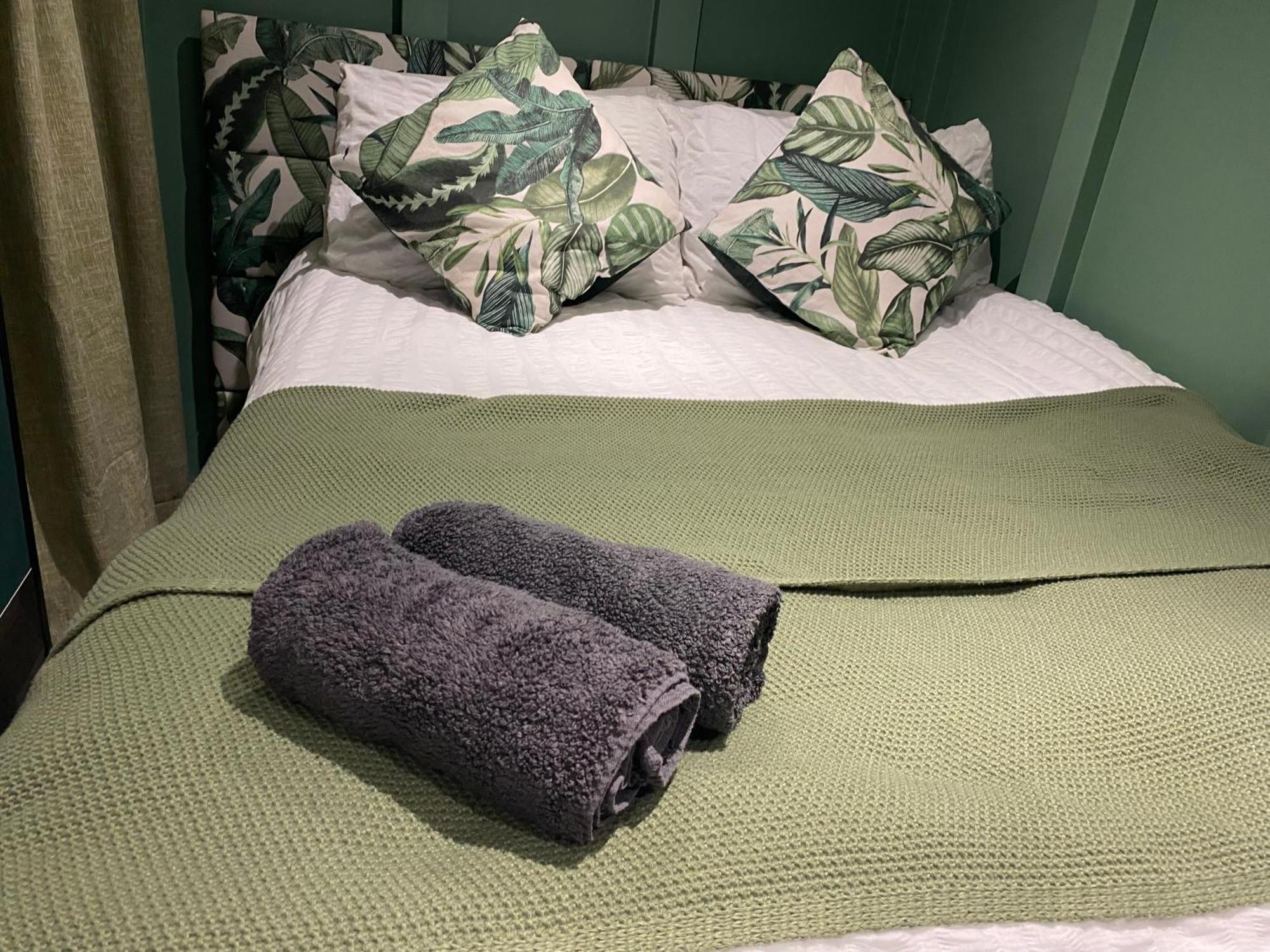Mini Love Island Style Guest House Includes Personal Hot 24 Hour Swimming Pool, Outdoor Bathtub, Heated Dining Dome And Fire Pit, All This Is Secretly Located In The Busy Suburbs Of Nottingham Esterno foto