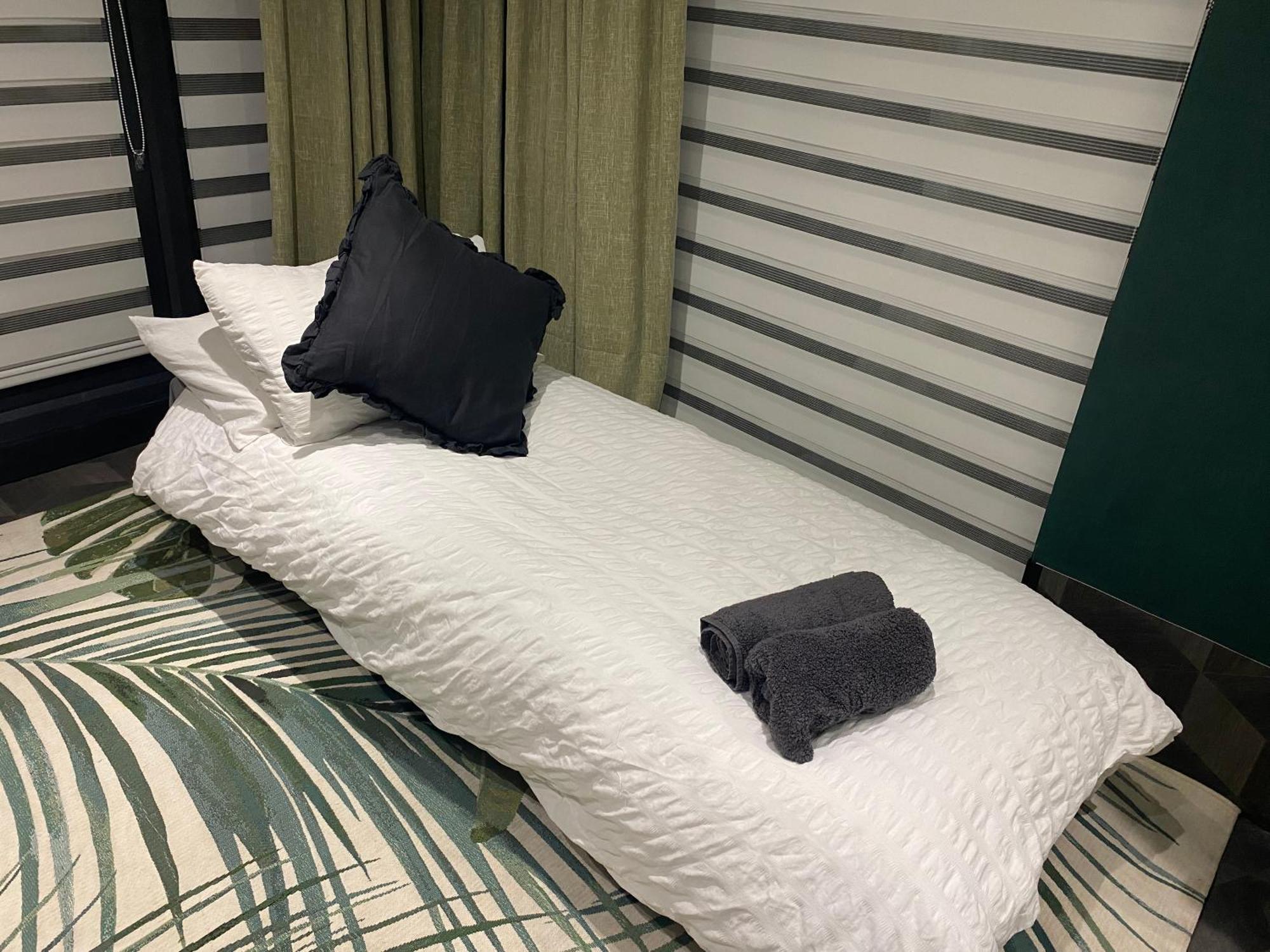 Mini Love Island Style Guest House Includes Personal Hot 24 Hour Swimming Pool, Outdoor Bathtub, Heated Dining Dome And Fire Pit, All This Is Secretly Located In The Busy Suburbs Of Nottingham Esterno foto