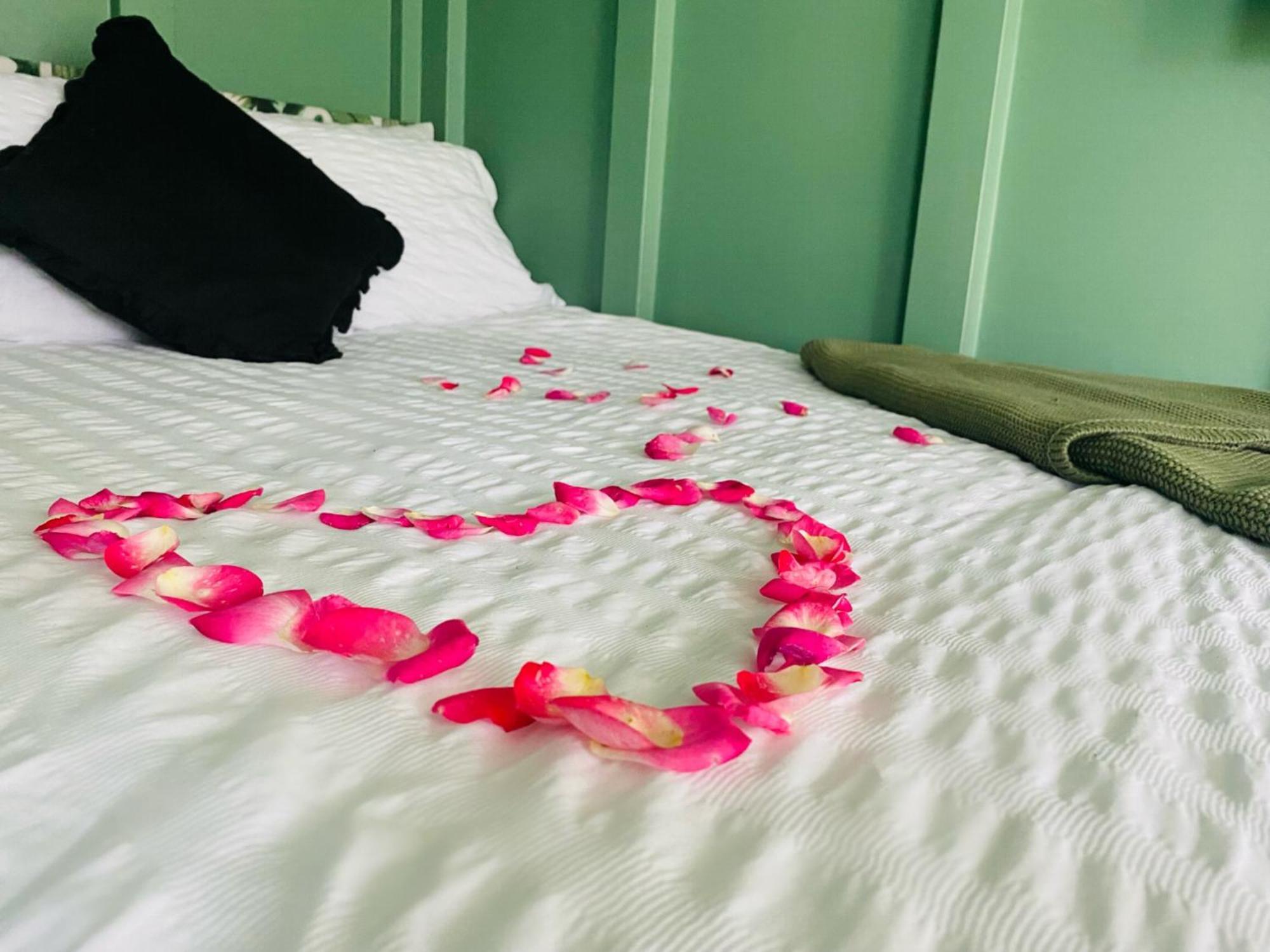 Mini Love Island Style Guest House Includes Personal Hot 24 Hour Swimming Pool, Outdoor Bathtub, Heated Dining Dome And Fire Pit, All This Is Secretly Located In The Busy Suburbs Of Nottingham Esterno foto