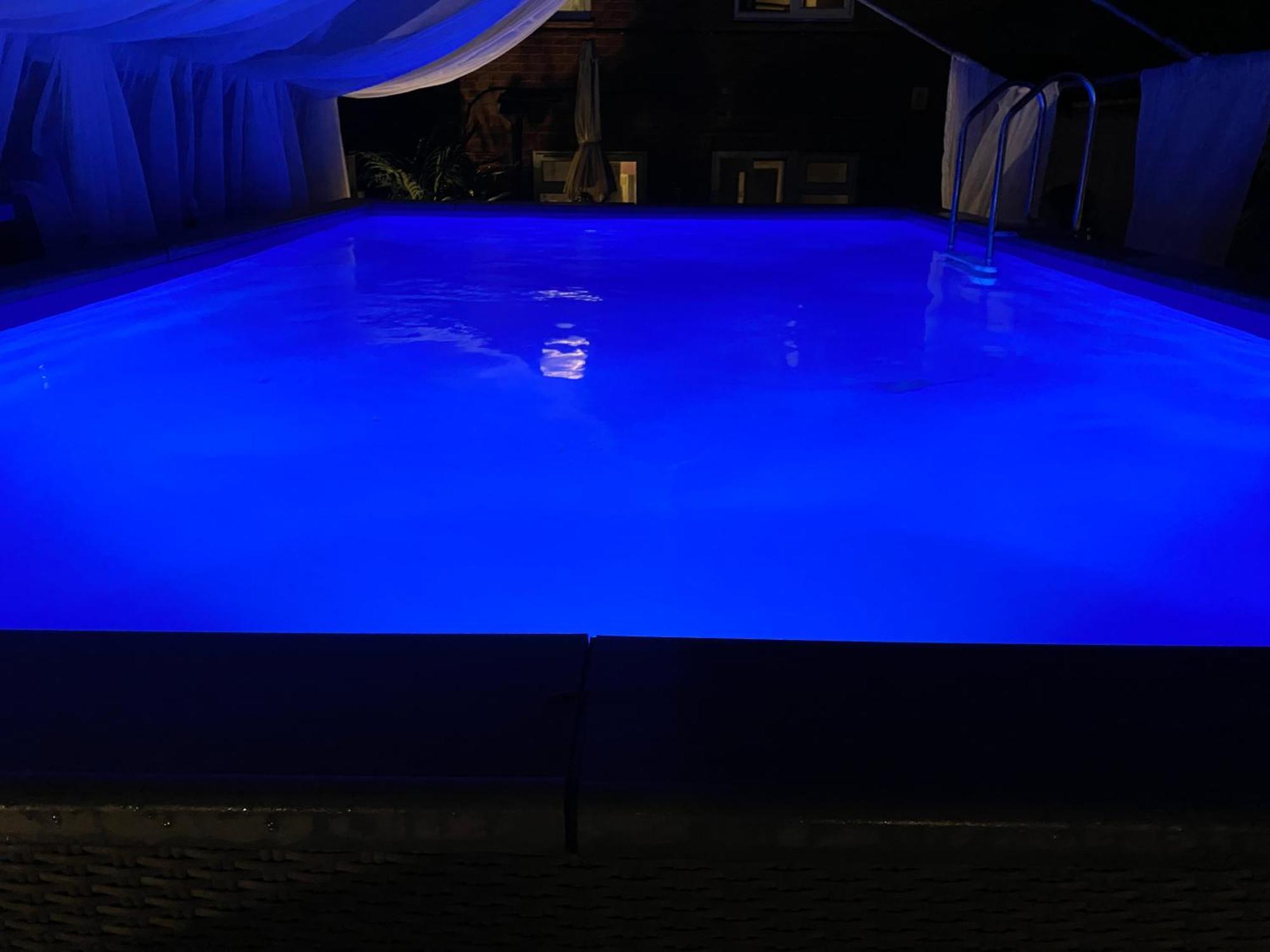 Mini Love Island Style Guest House Includes Personal Hot 24 Hour Swimming Pool, Outdoor Bathtub, Heated Dining Dome And Fire Pit, All This Is Secretly Located In The Busy Suburbs Of Nottingham Esterno foto