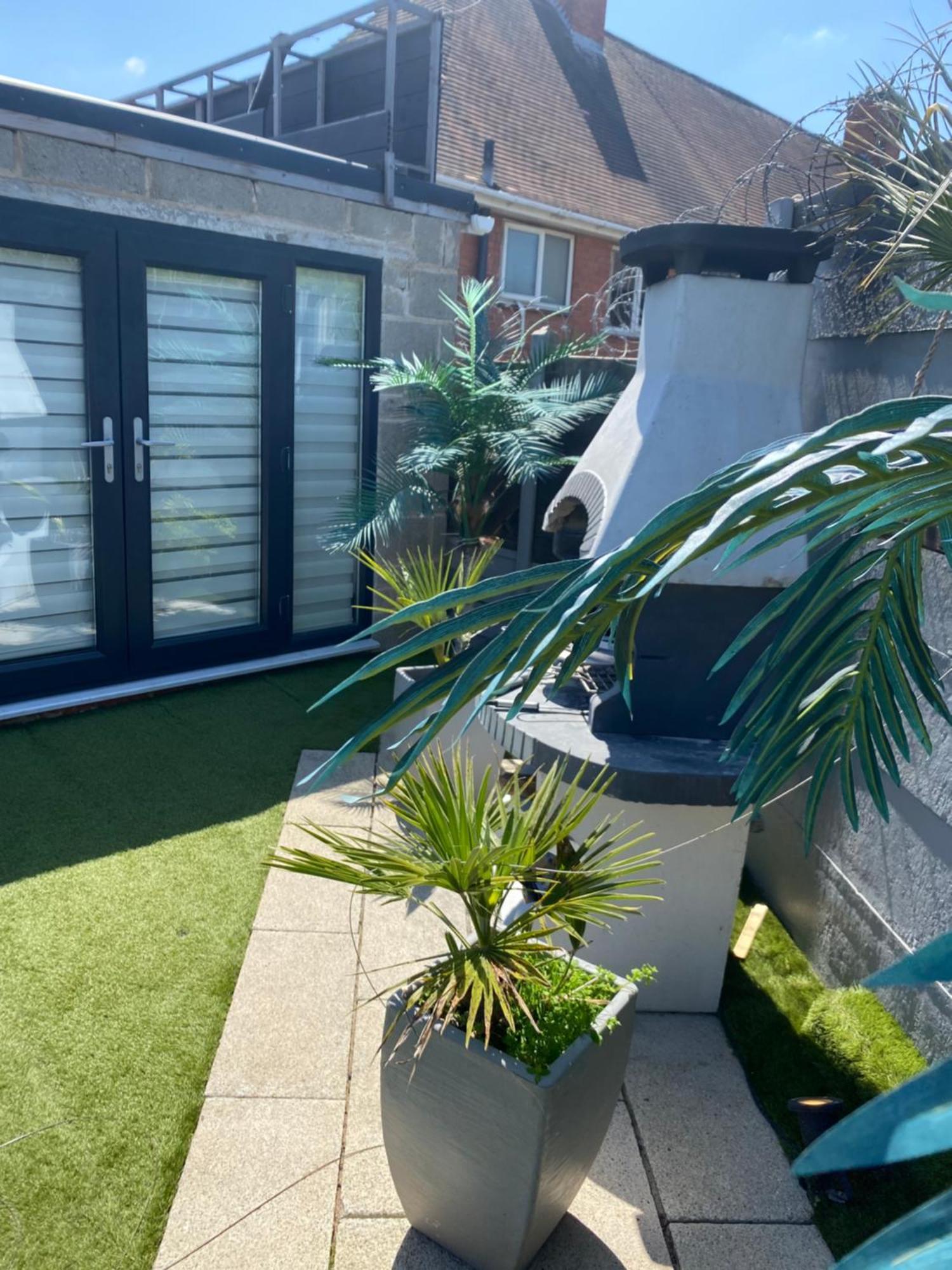 Mini Love Island Style Guest House Includes Personal Hot 24 Hour Swimming Pool, Outdoor Bathtub, Heated Dining Dome And Fire Pit, All This Is Secretly Located In The Busy Suburbs Of Nottingham Esterno foto