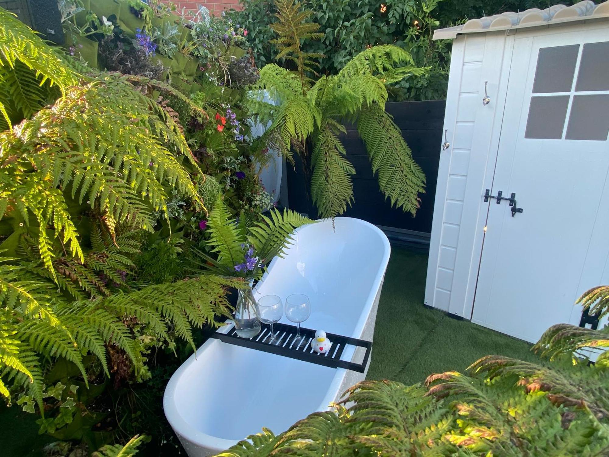 Mini Love Island Style Guest House Includes Personal Hot 24 Hour Swimming Pool, Outdoor Bathtub, Heated Dining Dome And Fire Pit, All This Is Secretly Located In The Busy Suburbs Of Nottingham Esterno foto
